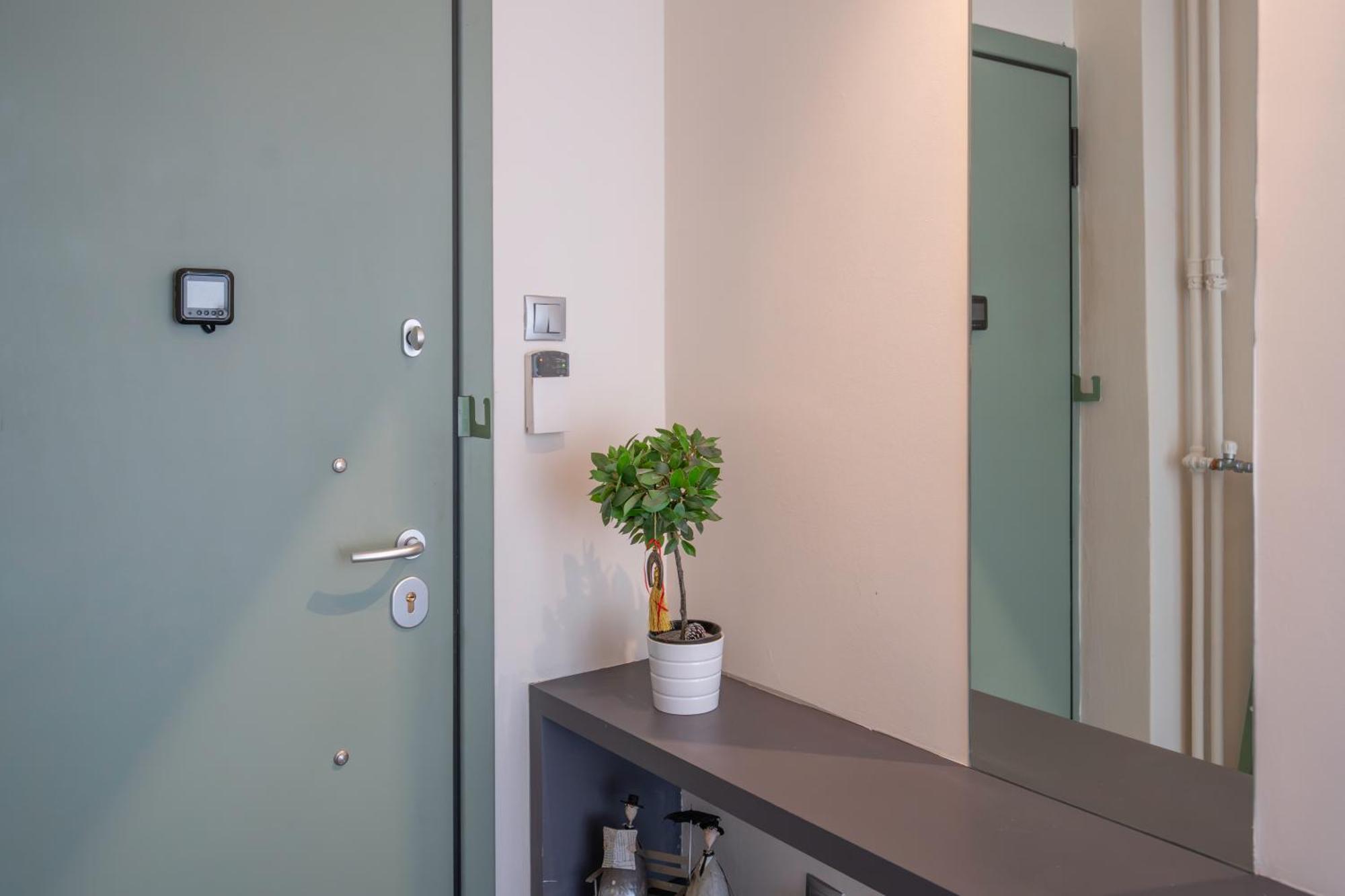 City Oasis: Newly Renovated 2Br Apt In City Center Ateny Zewnętrze zdjęcie